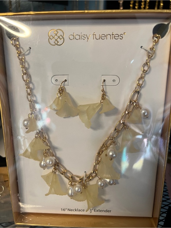 Daisy Fuentes Jewelry - daisy fuentes Gold Chain Necklace & Earrings Set - Cream Floral & Pearls